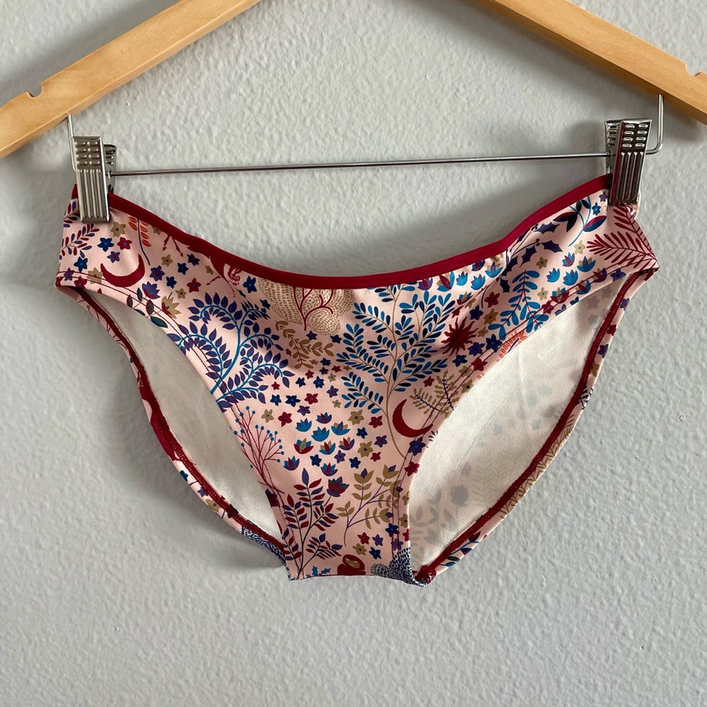 The LyreBird Skin Seamless Printed Hipster Briefs L/XL matching top also avail